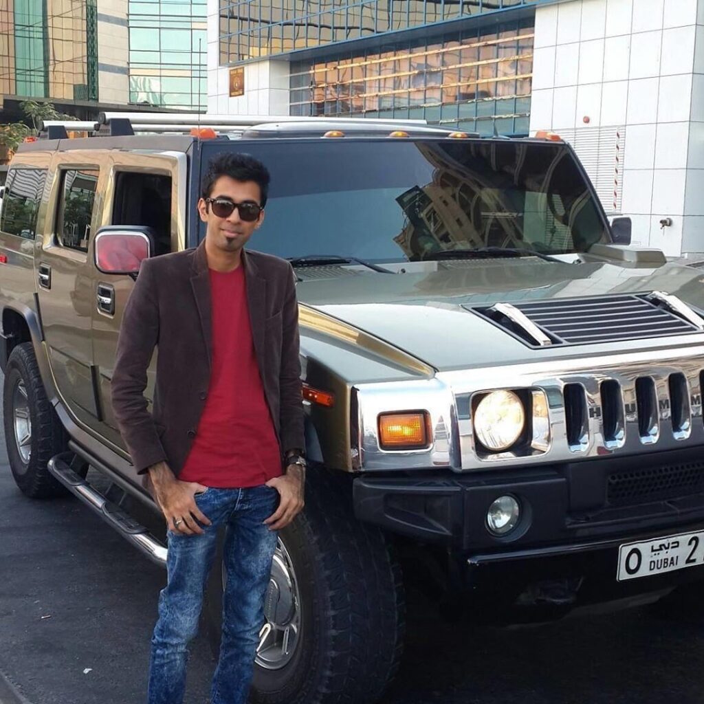 om thoke image with hummer car